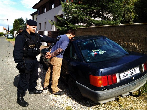 Policisté v Praze zadreli recidivistu, který vykradl dm v Senohrabech (14....