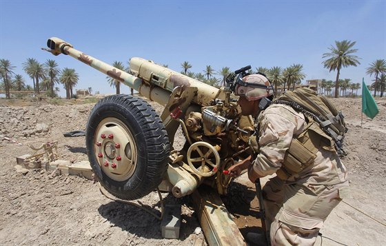 Irácká armáda pálí na povstalce z hnutí Islámský stát v Iráku a Levant (14....