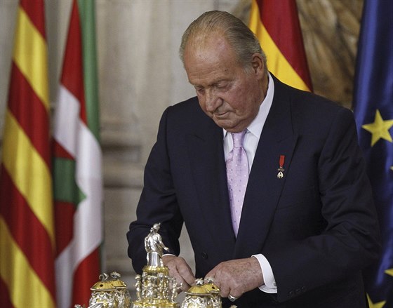 panlský král Juan Carlos I. se chystá podepsat abdikaní listiny a po 39...