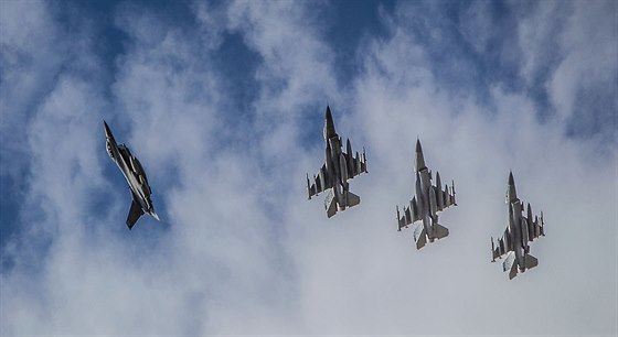 Americké letouny F-16 na cviení Sabre Strike v Pobaltí