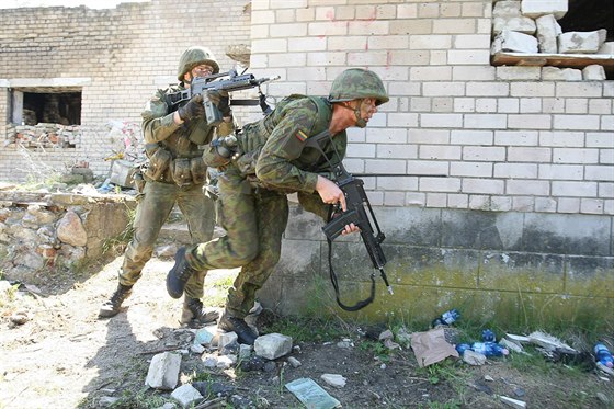 Litevtí vojáci na cviení Sabre Strike v Pobaltí