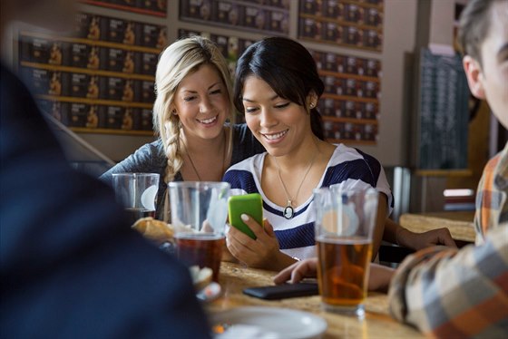 Hostin�tí si st�ují na hosty, kte�í hledí do mobilu �i tabletu a p�i tom málo pijí. (Ilustra�ní snímek)