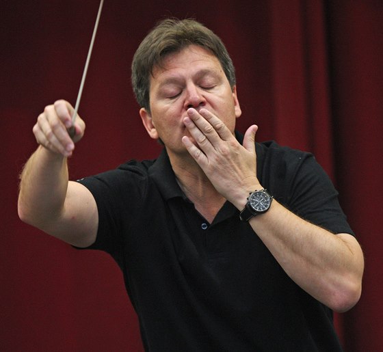 Letoní Janákv máj ozdobil svým výkonem i dirigent Manuel Hernández Silva.