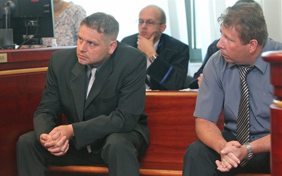 Jaromír Schiller (vpravo) byl podle rozsudku éfem skupiny dozorc, která prodávala kradenou m.
