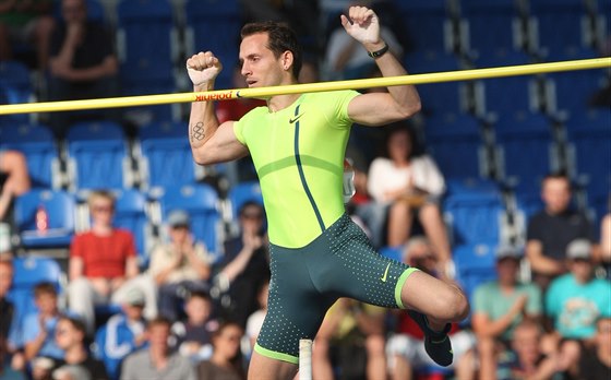 Francouzský tyka Renaud Lavillenie pekonává na Zlaté trete výku 580...