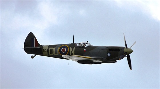 Stíhaky Spitfire se za války staly legendárními, létali na nich i etí piloti. Po válce je eskoslovensko pevzalo do své výzbroje, za co Británii zaplatilo.