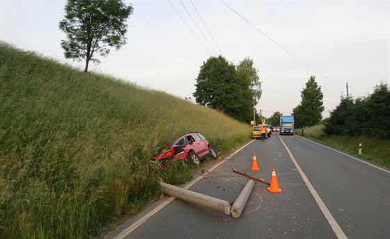 Auto narazilo do sloupu elektrického vedení na silnici . I/11 od Vamberku...