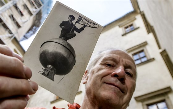 Antonín Vlek ukazuje fotografii svého otce, který se podílel na oprav stechy...