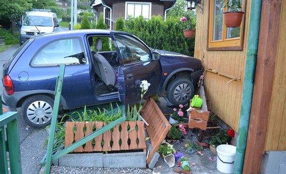 Jednašedesátiletá řidička prorazila plot a nabourala s opelem do dřevěné...