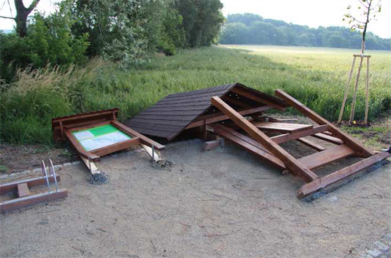 Zdemolované lavičky s přístřeškem u cyklostezky vedoucí k přírodnímu koupání v...