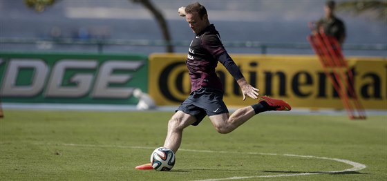 Anglický útoník Wayne Rooney napahuje ke stele v tréninkovém centru Urca...