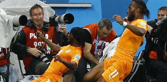 Didier Drogba (vpravo) stíhá stelce gólu Gervinha pi oslavách obratu v utkání...