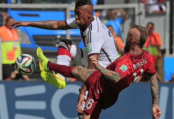 Portugalský záloník Raul Meireles (vpravo) bojuje s nmeckým obráncem Jerome...