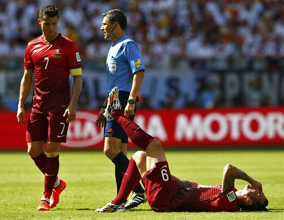 KOMPLIKACE. Hugo Almeida se zranil v prvním poločase utkání proti Německu.