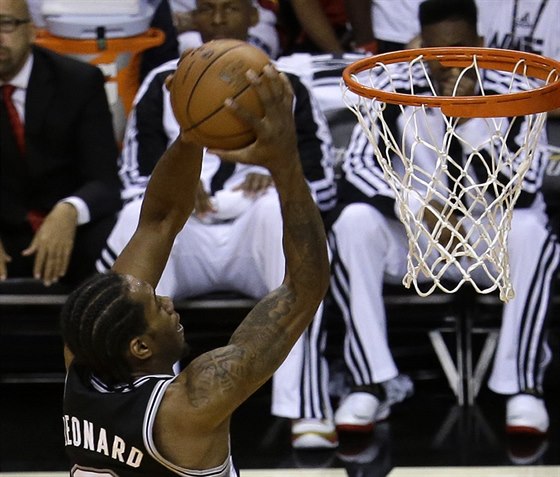 Kawhi Leonard ze San Antonia smeuje ve tetím finále NBA proti Miami.