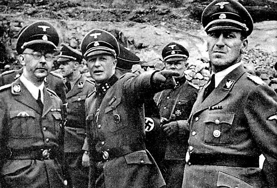 íský vdce SS a éf gestapa Heinrich Himmler (vlevo) s velitelem koncentraního tábora Mauthausen Franzem Ziereisem (uprosted) a éfem Hlavního íského bezpenostního úadu Ernstem Kaltenbrunnerem