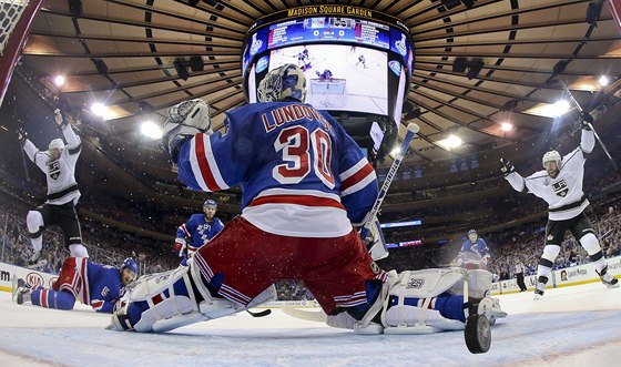 GÓL. Branká New York Rangers Henrik Lundqvist práv kapituloval, hokejisté Los