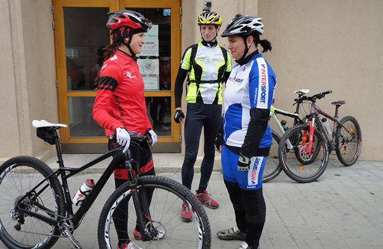 Jana Vopatová (vpravo) s bikerkou Terezou Huíkovou