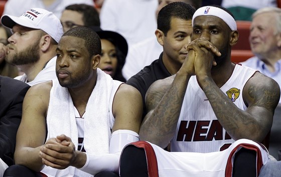 Rozladné hvzdy Miami Dwyane Wade (vlevo) a LeBron James. 