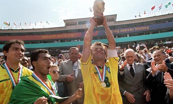 Rok 1994. Kapitán Brazilc Carlos Dunga zvedá trofej pro vítze MS. Te je znovu trenérem národního týmu.