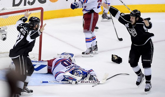 RADOST A AL. Alec Martinez a Kyle Clifford z Los Angeles po vítzném gólu...