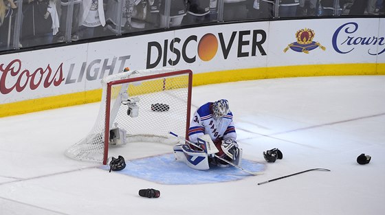 JE PO VEM. Branká New York Rangers Henrik Lundqvist po vítzném gólu Los...