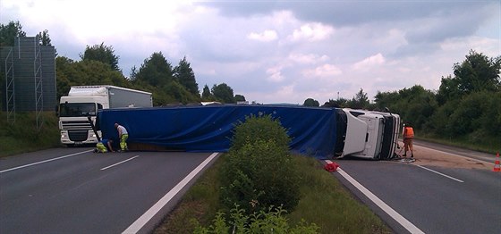 Pevrácený kamion na dálnici D5 poblí Mýta na Rokycansku.