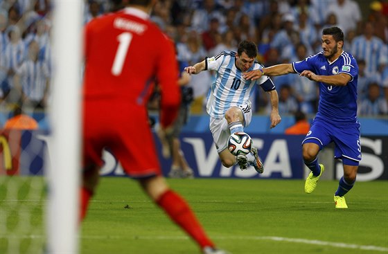 Argentinec Lionel Messi (s míem) se snaí pes Seada Kolainace dostat do...