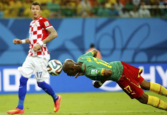 FOTBALOVÁ AKROBACIE. Kamerunec Stephane Mbia se snaí pod dohledem Chorvata...