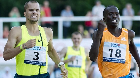 Jakub Holua (vlevo) nestail ve finii závodu na 1500 metr na Memoriálu...