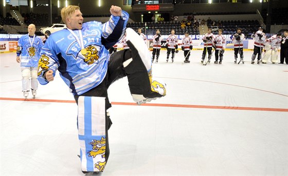 Finský gólman Sasu Hovi se raduje z titulu mistr svta v inline hokeji.