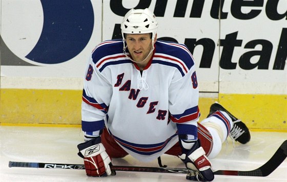 Marek Malík jet v dresu New York Rangers.