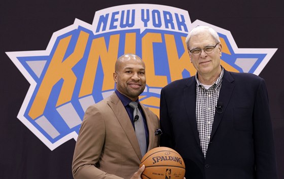 Phil Jackson (vpravo) a Derek Fisher se po letech setkávají v NY Knicks,...