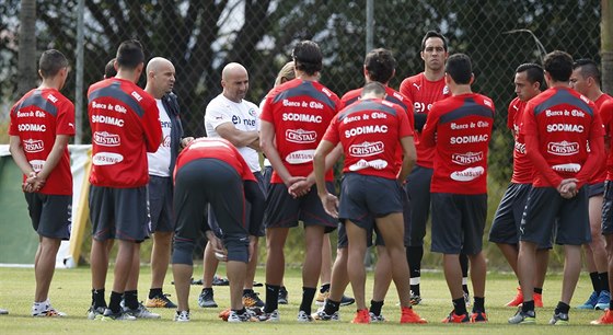 Chiltí fotbalisté obklopili svého trenéra Jorgeho Sampaoliho (v bílém triku).