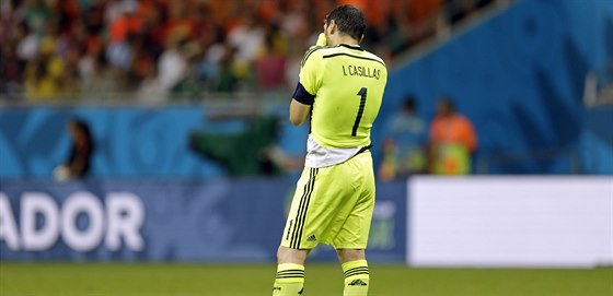 Zklamaný panlský gólman Iker Casillas po utkání proti Nizozemsku