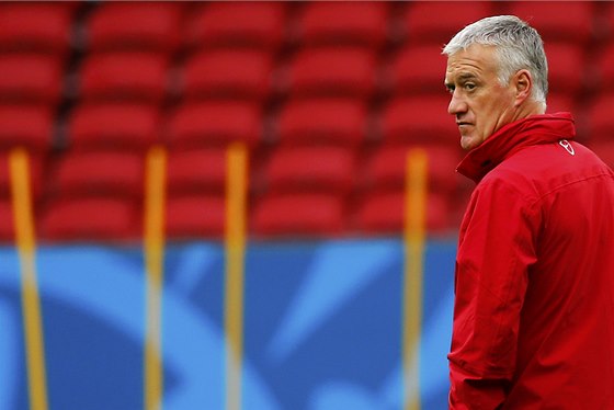 ZASE TY DRONY. Trenér francouzských fotbalist Didier Deschamps hlídá, jestli