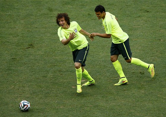 POKEJ. Thiago Silva drí za ruku spoluhráe z brazilské reprezentace Davida