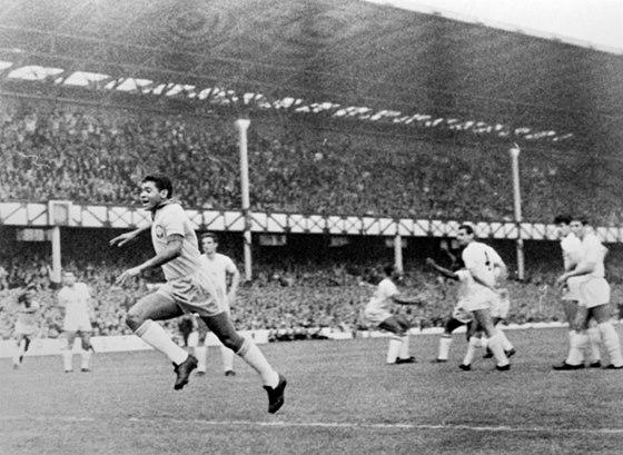 Mistrovství světa 1966 a Garrincha, anděl s křivýma nohama, střílí gól