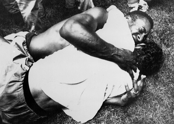 MISTŘI 1970. Pelé objímá Gérsona po brazilském vítězství ve finále mistrovství