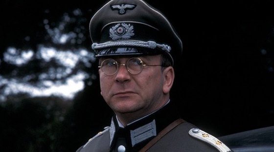 Herce Sama Kellyho proslavila role nacistického důstojníka Hanse Geeringa.