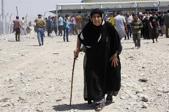 Lidé prchají z iráckého msta Mosul, které dobyli islamisté (10. ervna 2014).