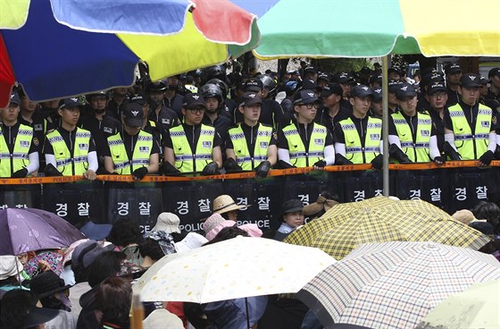 Jihokorejtí policisté ped branami komunity v mst Ansong (Jiní Korea, 11....