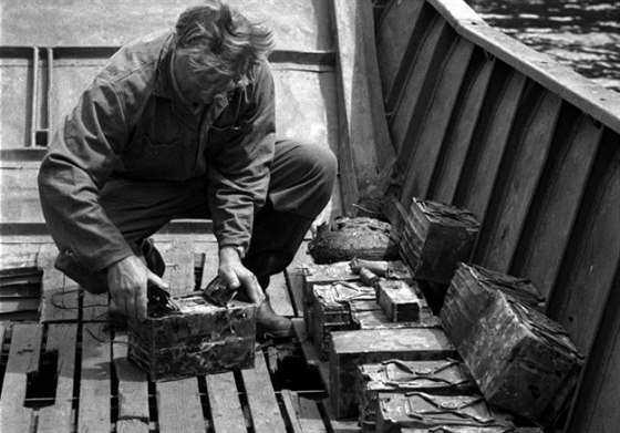 Náloe a trhaviny, které se v dubnu 1964 naly na dn ertova jezera.