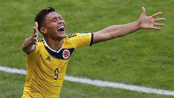 ŠŤASTNÝ STŘELEC. Kolumbijský útočník Téofilo Gutiérrez oslavuje svůj gól proti
