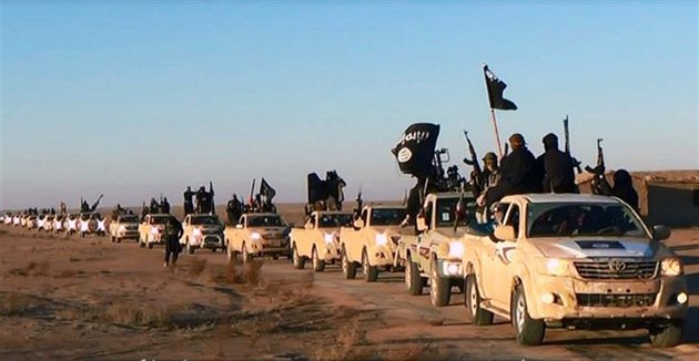 Kolona bojovník� ISIS v irácké provincii Anbár (7. ledna 2014)