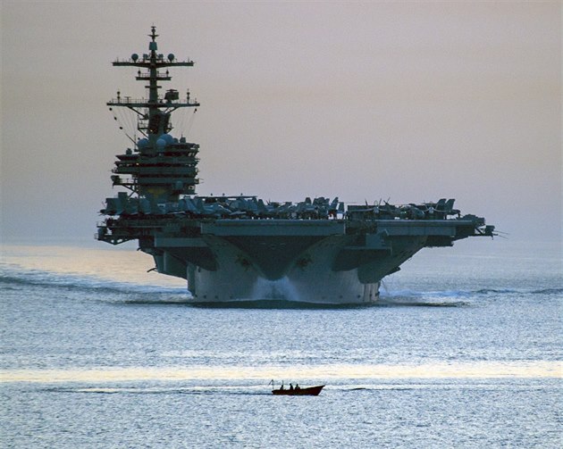 Americká letadlová lo� USS George HW Bush v Perském zálivu