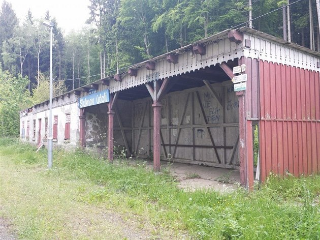 Drobná zd�ná �elezni�ní zastávka, která byla poslední upomínkou na Karlovy...
