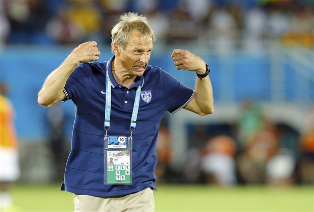 NÁRO�NÝ TRENÉR. Jürgen Klinsmann udílí pokyny americkým sv��enc�m.