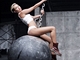 Konrtoverzn zpvaka Miley Cyrusov se svm klipem Wrecking Ball trh na...