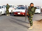 irácký voják hlídkuje na silnici vedoucí z Mosulu (11. ervna 2014)